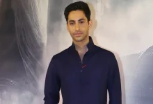 ફિલ્મ 'ઇક્કીસ' ના પોસ્ટરમાં અગસ્ત્ય નંદાનો લુક અને તેના પિતા નિખિલ નંદા સાથેનો ફોટો.