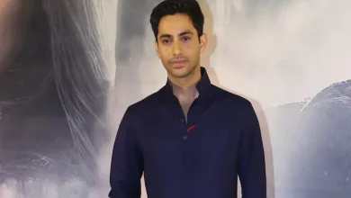 ફિલ્મ 'ઇક્કીસ' ના પોસ્ટરમાં અગસ્ત્ય નંદાનો લુક અને તેના પિતા નિખિલ નંદા સાથેનો ફોટો.