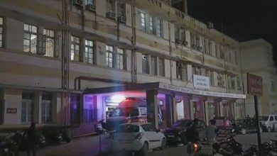 શહેરના આંબાવાડી વિસ્તારમાં નવા વર્ષના દિવસે જ કરુણ દુર્ઘટના બની હતી. આંબાવાડી વિસ્તારમાં કલ્યાણ જ્વેલર્સની પાછળ કન્સ્ટ્રક્શન સાઇટ ઉપર સેન્ટીંગ ભાગનું કામ ચાલી રહેલું હતું તે દરમિયાન ત્રણ મજૂરો નીચે પડ્યા હતા,