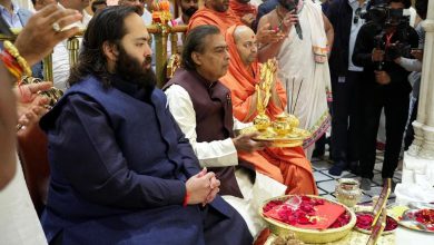 સોમનાથ, દ્વારકા બાદ હવે સાળંગપુરમાં દાદાના શરણે અંબાણી: 5 કરોડનું દાન અર્પણ કર્યું સાળંગપુર(બોટાદ): નવા વર્ષની શરૂઆતની સાથે જ રિલાયન્સ ઇન્ડસ્ટ્રીના ચેરમેન અને મેનેજિંગ ડિરેક્ટર મુકેશ અંબાણી તેના દીકરા અનંત અંબાણી સાથે ગુજરાતના યાત્રાધામોના પ્રવાસે છે. સોમનાથ, દ્વારકા બાદ હવે તેઓ બોટાદ જિલ્લાના સુપ્રસિદ્ધ યાત્રાધામ કષ્ટભંજન દેવ હનુમાનજીના મંદિરે દર્શન કરવા પહોંચ્યા હતા. અહી તેમણે કષ્ટભંજદેવ હનુમાનજી મંદીરે વિશેષ પૂજા અર્ચના કરી હતી.