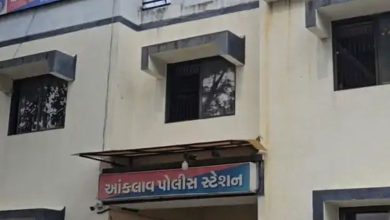 આંકલાવમાં મુખ્યમંત્રી ભૂપેન્દ્ર પટેલને ભ્રષ્ટાચારની ફરિયાદ કરનારને સળગાવીને હત્યાનો પ્રયાસ આણંદઃ જિલ્લાના આંકલાવ તાલુકામાં એક ચોંકાવનારો બનાવ બન્યો હતો. મુખ્યમંત્રી ભૂપેન્દ્ર પટેલને ભ્રષ્ટાચારની ફરિયાદ કરનારા ખેડૂતને જીવતો સળગાવી દેવાની ઘટનાથી ચકચાર મચી ગઈ હતી. ખેડૂતે ગામના મહિલા સરપંચ અને તેના પરિવાર વિરુદ્ધ મુખ્યમંત્રીને ફરિયાદ કરતા આ બનાવ બન્યો હતો.