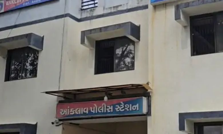 આંકલાવમાં મુખ્યમંત્રી ભૂપેન્દ્ર પટેલને ભ્રષ્ટાચારની ફરિયાદ કરનારને સળગાવીને હત્યાનો પ્રયાસ આણંદઃ જિલ્લાના આંકલાવ તાલુકામાં એક ચોંકાવનારો બનાવ બન્યો હતો. મુખ્યમંત્રી ભૂપેન્દ્ર પટેલને ભ્રષ્ટાચારની ફરિયાદ કરનારા ખેડૂતને જીવતો સળગાવી દેવાની ઘટનાથી ચકચાર મચી ગઈ હતી. ખેડૂતે ગામના મહિલા સરપંચ અને તેના પરિવાર વિરુદ્ધ મુખ્યમંત્રીને ફરિયાદ કરતા આ બનાવ બન્યો હતો.