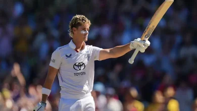 સિડની ક્રિકેટ ગ્રાઉન્ડ પર પ્રથમ ટેસ્ટ સદીની ઉજવણી કરતો ઇંગ્લેન્ડનો બેટ્સમેન જેકબ બેથેલ.