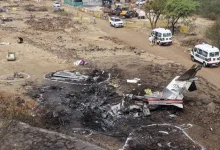 બારામતી વિમાન દુર્ઘટના સ્થળ અને તપાસ કરી રહેલી CID અધિકારીઓની ટીમનું પ્રતીકાત્મક ચિત્ર.