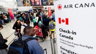 ઓટ્ટાવા; કેનેડામાં આગામી દિવસોમાં માન્યતા વગરના દસ્તાવેજથી વસવાટ કરનારાઓની સંખ્યામાં ધરખમ વધારો થવાની શક્યતા છે. તેનું કારણ છે કે લાખો અસ્થાયી વર્ક પરમિટ અને સ્ટડી પરમિટની મુદ્દત પૂરી થવી છે, જ્યારે બીજી તરફ નવી વિઝા શ્રેણીઓ અને કાયમી નિવાસ (PR) માટેના રસ્તાઓ સતત કડક બની રહ્યા છે. આવી સ્થિતિમાં કેનેડામાં રહી રહેલા લાખો અસ્થાયી રહેવાસીઓ, ખાસ કરીને ભારતીયો માટે મોટું સંકટ તોળાઈ રહ્યું છે.