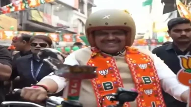 નાગપુરમાં બાઇક પર હેલ્મેટ પહેરીને રોડ શો કરી રહેલા મુખ્યમંત્રી દેવેન્દ્ર ફડણવીસ