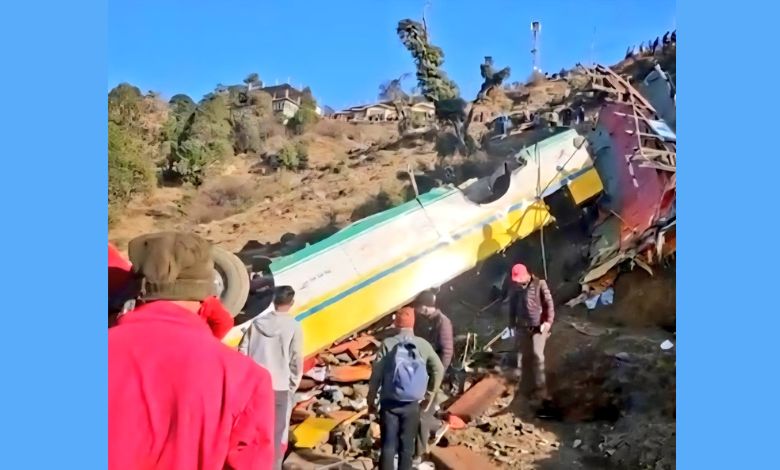 Himachal Pradesh, accident in Himachal Pradesh, bus falls into valley, 8 people dead, 5 people injured હિમાચલના સિરમૌરમાં ખાનગી બસ 200 મીટર ઊંડી ખીણમાં ખાબકીઃ આઠ પ્રવાસીનાં મોત
