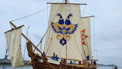 ભારતીય નૌસેનાનું હાથથી બનાવેલું 'કૌડિનયા' વહાણ અને ઓમાન બંદરે તેનું વોટર સેલ્યુટથી સ્વાગત.