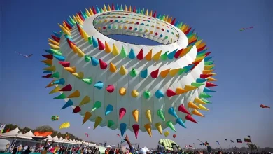 અમદાવાદ સાબરમતી રિવરફ્રન્ટ પર આકાશમાં ઉડતી રંગબેરંગી આંતરરાષ્ટ્રીય પતંગો અને ઉત્તરાયણની ઉજવણી.