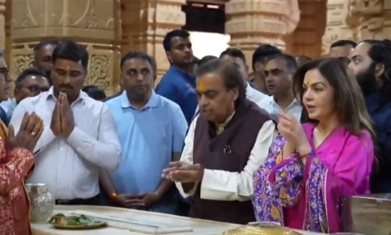 જય સોમનાથ: મુકેશ અંબાણીએ પત્ની અને પુત્ર સાથે મહાદેવના દર્શન કર્યા, રૂ. ૫ કરોડનું દાન નોંધાવ્યું