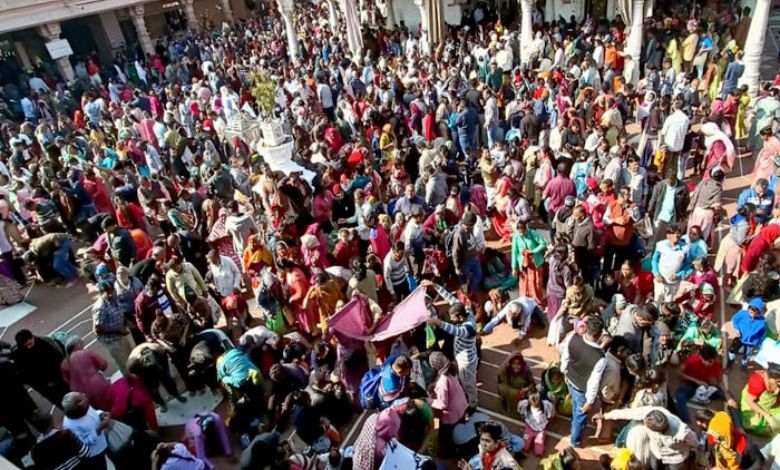 નડિયાદના સંતરામ મંદિરમાં હજારો કિલો બોર ઉછાળાયાં! જાણો કેમ વર્ષો જૂની પરંપરા ?