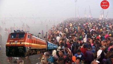 પ્રયાગરાજ સ્ટેશન પર ઉભી રહેલી ટ્રેન અને માધ મેળાના શ્રદ્ધાળુઓ