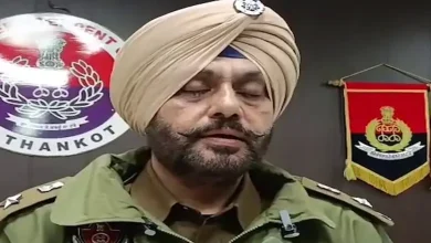 પઠાણકોટમાં પાકિસ્તાની જાસૂસી કેસમાં પકડાયેલ કિશોર અને પંજાબ પોલીસની પ્રતીકાત્મક તસવીર.