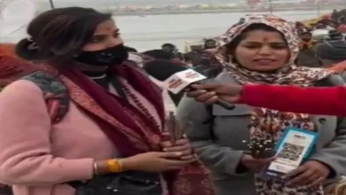 પ્રયાગરાજ માઘ મેળામાં દાતણ વેચતી બે બહેનોનો વાઈરલ વીડિયો સ્ક્રીનશોટ.