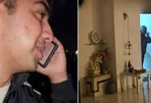 પુણેમાં બાલ્કનીમાં ફસાયેલા યુવકોને બચાવતો બ્લિંકિટ ડિલિવરી બોય અને વાઈરલ વીડિયોનો સ્ક્રીનશોટ.