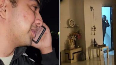 પુણેમાં બાલ્કનીમાં ફસાયેલા યુવકોને બચાવતો બ્લિંકિટ ડિલિવરી બોય અને વાઈરલ વીડિયોનો સ્ક્રીનશોટ.