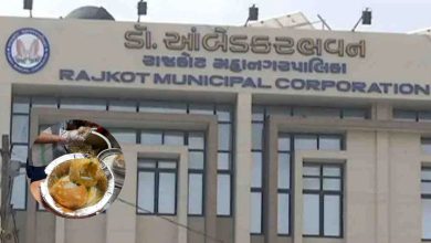 રાજકોટ આરોગ્ય વિભાગના અધિકારીઓ પાણીપુરીની લારી પર ચેકિંગ કરી રહ્યા છે.