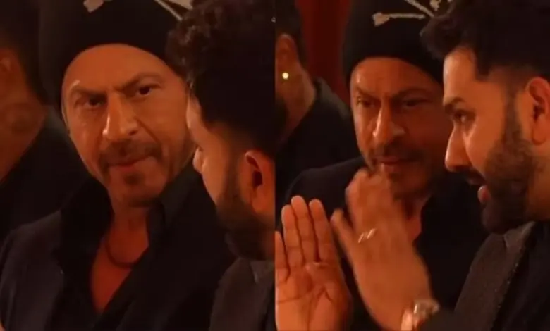 ઇવેન્ટમાં એકબીજા સાથે વાતચીત કરી રહેલા રોહિત શર્મા અને શાહરુખ ખાન.