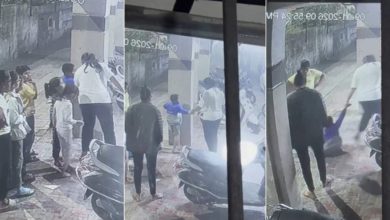 ડોરબેલ વગાડીને ભાગી જતા બાળકને મહિલાએ ઢીબી નાખ્યો, પોલીસે કરી ધરપકડ