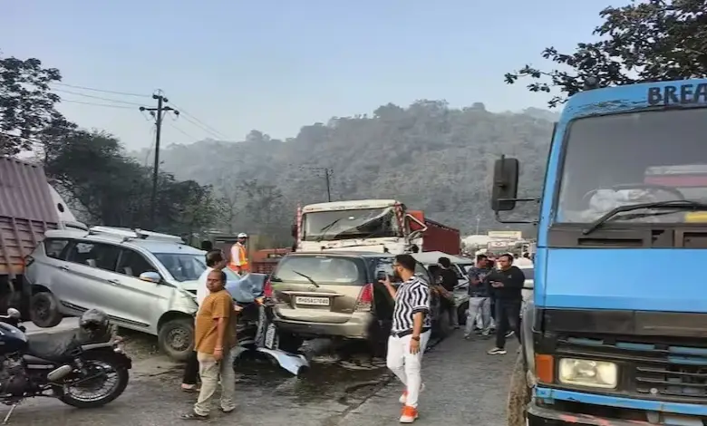 accident near Gaymukh Ghat in Thane heavy traffic jam on Ghodbunder Road