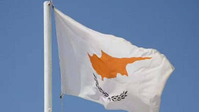 સાયપ્રસ દેશનો નકશો અને રાષ્ટ્રધ્વજ જે રાષ્ટ્રગીત વગરના દેશની ઓળખ દર્શાવે છે.