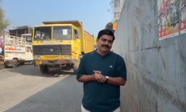 'મોદીજી, તમે મોકલેલી ગ્રાન્ટ અહીં તમારા નામે તરી ખાતા આખલા ચરી જાય છે'