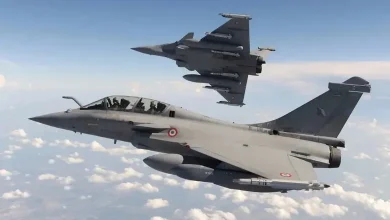 ભારતીય વાયુસેનાનું રાફેલ ફાઇટર જેટ આકાશમાં ઉડાન ભરી રહ્યું છે.