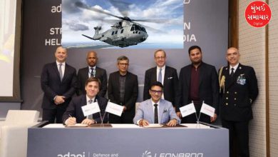 અદાણી ડિફેન્સ અને લિયોનાર્ડો કંપની વચ્ચેના કરાર બાદ સૈન્ય હેલિકોપ્ટરનું પ્રતિકાત્મક મોડેલ અને અધિકારીઓ.