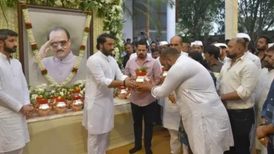 અજિત પવારની અસ્થિ કળશ યાત્રા દરમિયાન શ્રદ્ધાંજલિ આપતા NCP યુવા પાંખના કાર્યકરો અને અસ્થિ કળશની તસવીર.