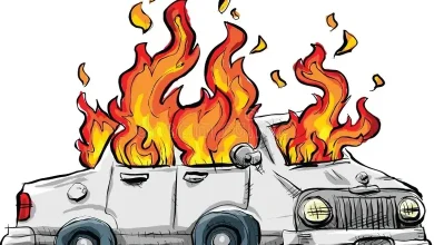 બીડ નેશનલ હાઈવે પર લાગેલી કારની આગ અને પોલીસ દ્વારા કરવામાં આવેલી બચાવ કામગીરી.