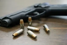 કચ્છ પોલીસ દ્વારા જપ્ત કરવામાં આવેલી ગેરકાયદેસર દેશી બંદૂક અને ધરપકડ કરાયેલ આરોપી.