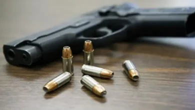 કચ્છ પોલીસ દ્વારા જપ્ત કરવામાં આવેલી ગેરકાયદેસર દેશી બંદૂક અને ધરપકડ કરાયેલ આરોપી.