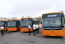 ભાવનગરમાં શરૂ થનારી નવી સફેદ અને ગ્રીન રંગની ઇલેક્ટ્રિક સિટી બસ.