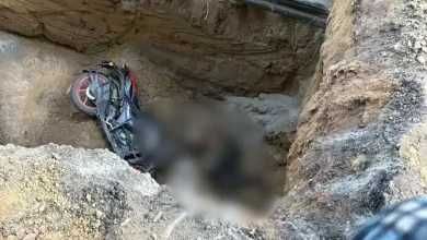 દિલ્હીના જનકપુરીમાં અકસ્માત સ્થળ અને રસ્તા પરના ભયજનક ખાડાની પ્રતીકાત્મક તસવીર.