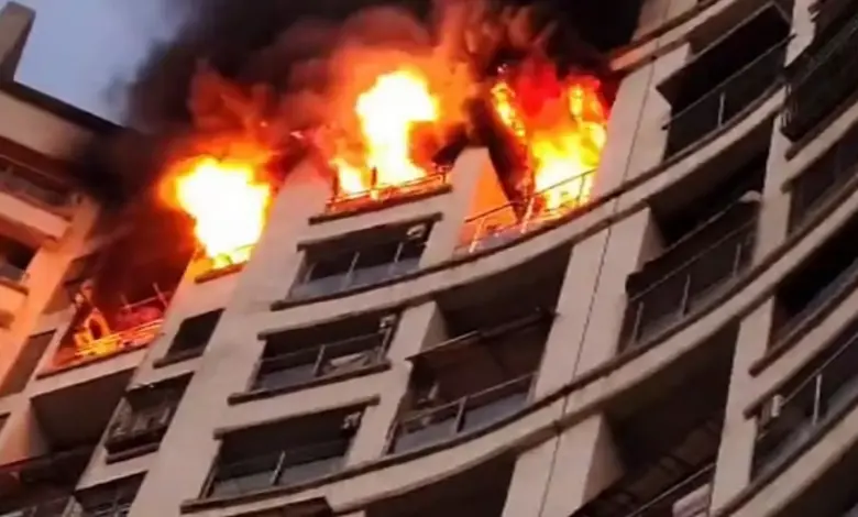 થાણેની બિલ્ડિંગમાં આગ અને ફાયર બ્રિગેડનું રેસ્ક્યૂ ઓપરેશન.