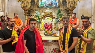 મુંબઈના સિદ્ધિવિનાયક મંદિરમાં દર્શન કરી રહેલા ભારતીય ક્રિકેટ ટીમના હેડ કોચ ગૌતમ ગંભીર.