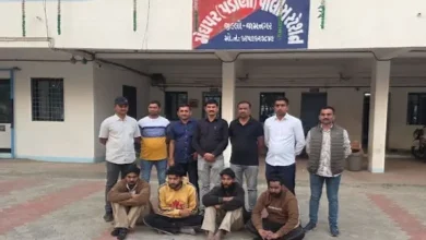 જામનગર પોલીસ અને SOG ટીમ દ્વારા ઝડપાયેલું હેરોઈન અને પકડાયેલા આરોપીઓ.