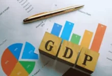 ભારતીય અર્થતંત્ર અને જીડીપી વૃદ્ધિદર દર્શાવતો ગ્રાફ અને મૂડીઝ રેટિંગ્સનો લોગો.