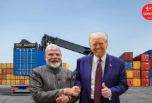 ભારત અને અમેરિકાના ધ્વજ સાથે ટેક્સ્ટાઈલ ઉદ્યોગ અને રૂ (કપાસ) ના જથ્થાની પ્રતિકાત્મક તસવીર.