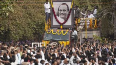 અજિત પવારની અંતિમ યાત્રામાં ગઠિયાઓનો આતંક: શોકભર્યા માહોલ વચ્ચે લાખોના ઘરેણાની ચોરી