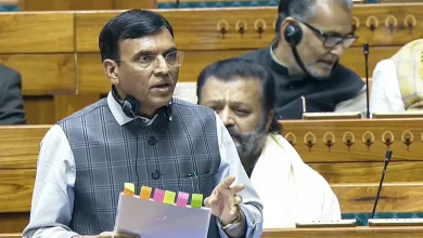 ખેલો ઇન્ડિયા પ્રોગ્રામના લોગો અને એથ્લેટ્સની ટ્રેનિંગ દર્શાવતી તસવીર.