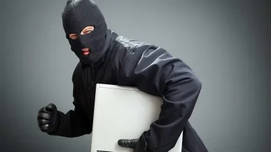 મુંબઈ પોલીસ દ્વારા પકડાયેલા લેપટોપ ચોર અને જપ્ત કરાયેલું સામાન.