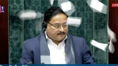 લોકસભા ગૃહમાં વિપક્ષનો હોબાળો અને સ્પીકર ઓમ બિરલાની કાર્યવાહી દર્શાવતી તસવીર.