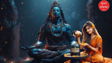 મહાશિવરાત્રી પર શિવલિંગ પર દૂધ અને જળનો અભિષેક કરતા ભક્તો અને પૂજા સામગ્રી.