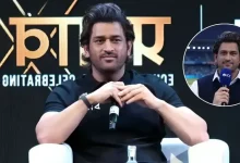 ક્રિકેટ મેદાન પર ગંભીર મુદ્રામાં મહેન્દ્ર સિંહ ધોની અને કૉમેન્ટરી માઇક્રોફોનનું પ્રતીક.