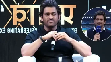 ક્રિકેટ મેદાન પર ગંભીર મુદ્રામાં મહેન્દ્ર સિંહ ધોની અને કૉમેન્ટરી માઇક્રોફોનનું પ્રતીક.