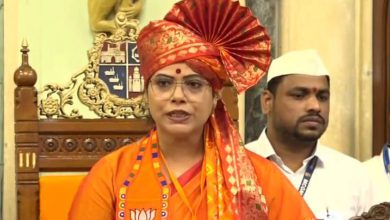 Mayor Ritu Tawde chairing a meeting with political group leaders in the municipal hall.