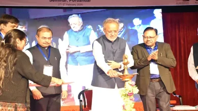 પોરબંદરના મોકર સાગર વેટલેન્ડમાં ઉતરી આવેલા યાયાવર પક્ષીઓ અને કુદરતી જળાશયનું દ્રશ્ય.