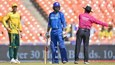 મોહમ્મદ નબી મેદાન પર અમ્પાયર સાથે દલીલ કરતો પ્રતિકાત્મક ફોટો.