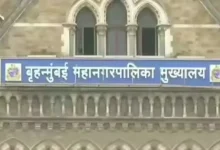 મુંબઈ મહાપાલિકા (BMC) મુખ્યાલય અને રાજકીય પક્ષોના પ્રતીકો સાથેની પ્રતિકાત્મક તસવીર.